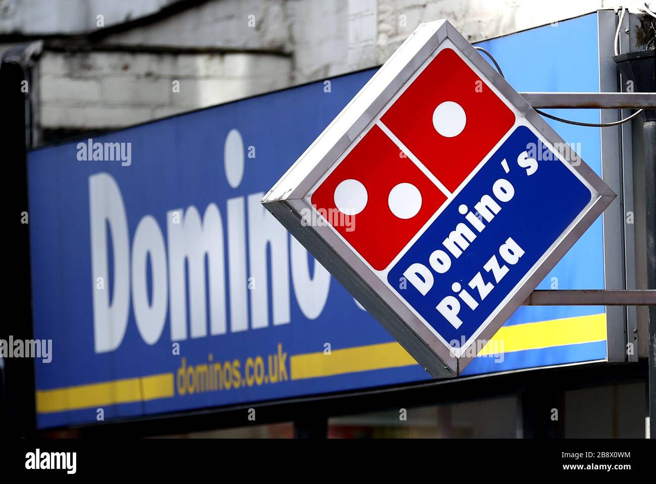 Ein Domino's Restaurant in Nottingham, das weiterhin geöffnet ist, da das Unternehmen einen kontaktlosen Lieferservice bietet, um die Ausbreitung von Coronavirus zu begrenzen. Stockfoto
