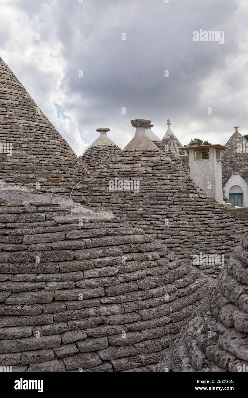 Trulli konischen Dächern aus Stein, Alberobello, Trulli Dorf, Apulien, Italien. Alberobello ist eine kleine Stadt (ca. 11.000) in Apulien in Süditalien enthalten Stockfoto