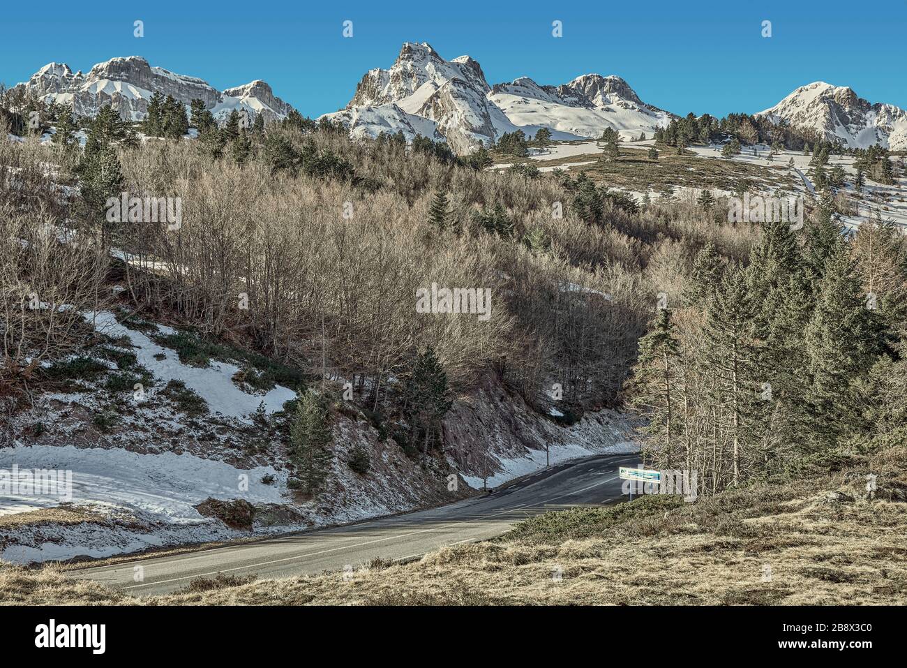 Somport Country Road an der Grenze von Frankreich und Spanien in den französischen Pyrenäen Atlantiques mit Schnee auf seinem Berg Stockfoto