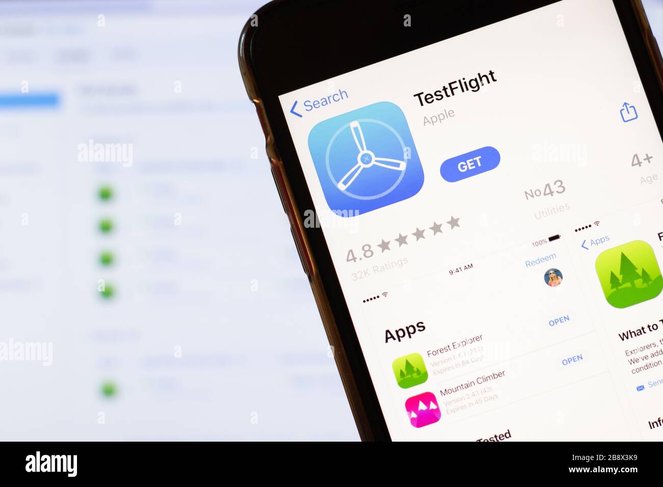 Los Angeles, Kalifornien, USA - 24. März 2020: Logo der TestFlight App auf dem Telefonbildschirm Nahaufnahme mit Website im Hintergrund mit Symbol, Veranschaulichung Stockfoto