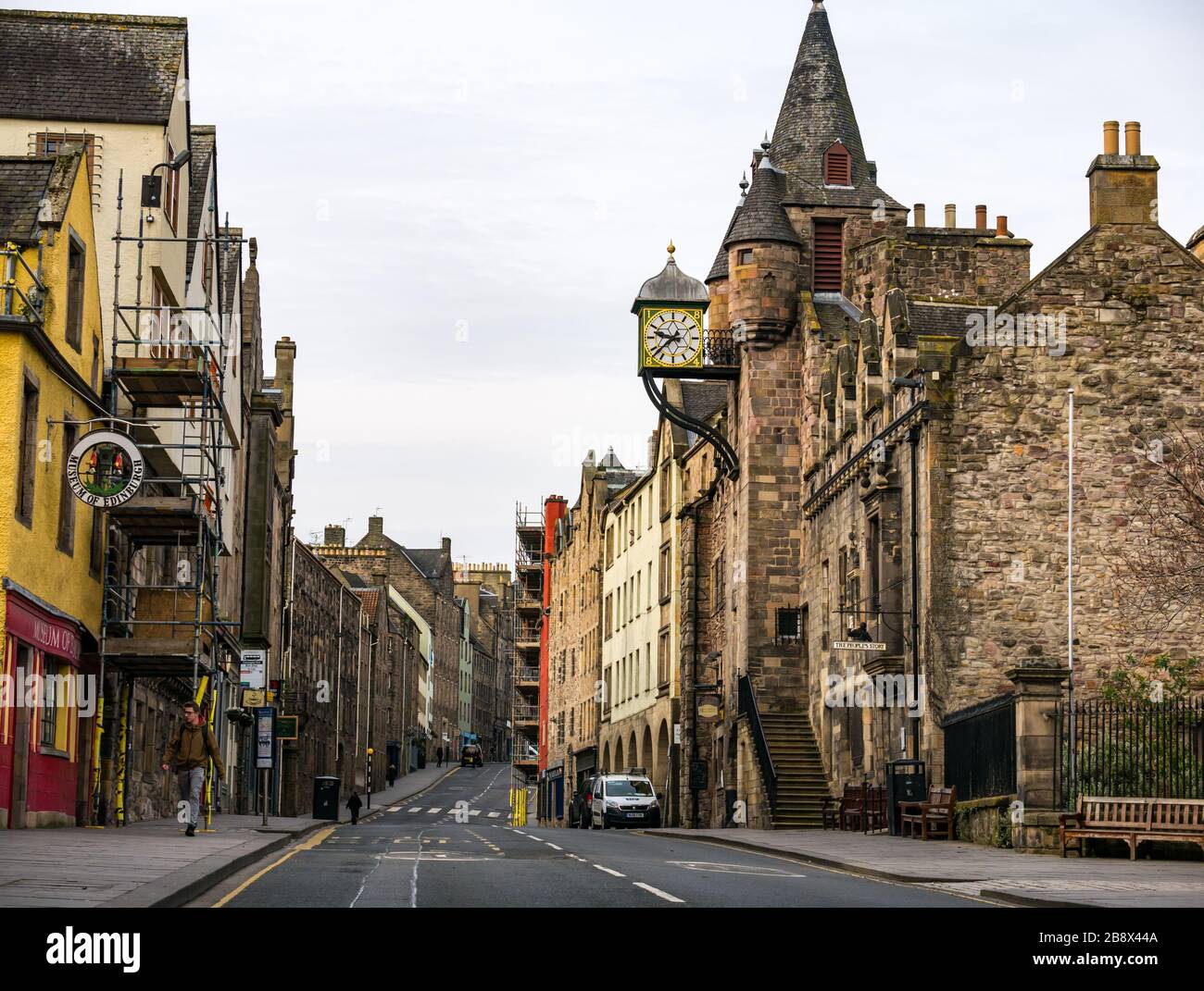 Edinburgh, Schottland, Großbritannien. März 2020. Leere Straßen während der Pandemie von Covid-19 Coronavirus in der Hauptstadt, da die Botschaft, zu Hause zu bleiben, die sozialen Distanzierungsmaßnahmen zu beachten scheint, trotz des schönen Sonnenscheins im Frühling Wirkung zu zeigen. Die Royal Mile in Canongate ist verlassen Stockfoto