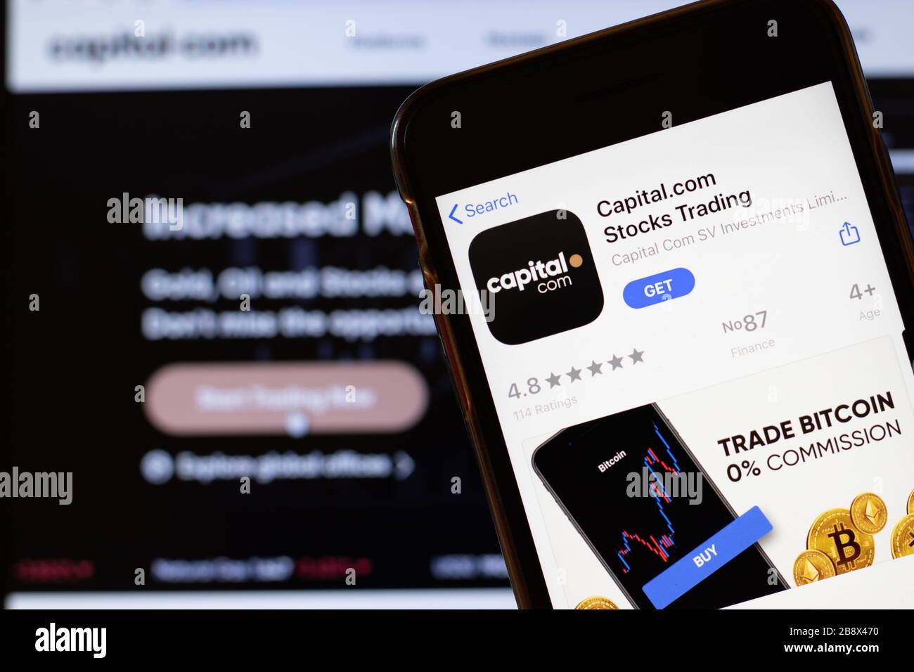 Los Angeles, Kalifornien, USA - 24. März 2020: Capital.com Stocks Trading App-Logo auf dem Telefonbildschirm Nahaufnahme mit Website im Hintergrund mit Symbol Stockfoto