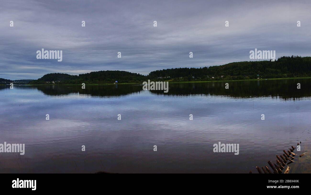 Panoramablick auf die Wasseroberfläche: Nadelwald, glatte Oberfläche des Sees, offener Horizont. Russland, Karelien, Sortavala Stockfoto