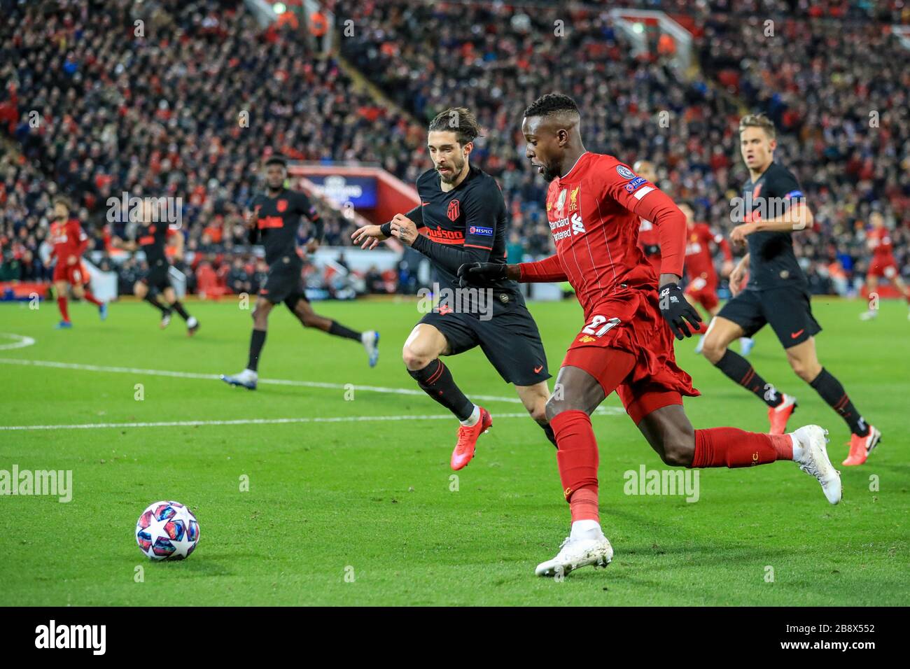 März 2020, Anfield, Liverpool, England; UEFA Champions League, Runde der 16. Etappe 2 von 2, Liverpool gegen Atletico Madrid: Divock Origi (27) von Liverpool bricht mit dem Ball Stockfoto