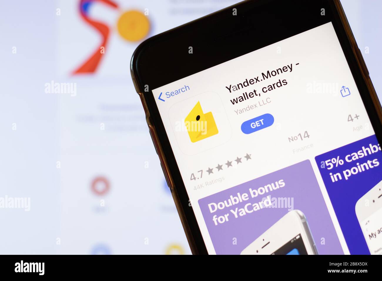 Los Angeles, Kalifornien, USA - 24. März 2020: Yandex Money App-Logo auf dem Telefonbildschirm Nahaufnahme mit Website im Hintergrund mit Symbol, Illustration Stockfoto