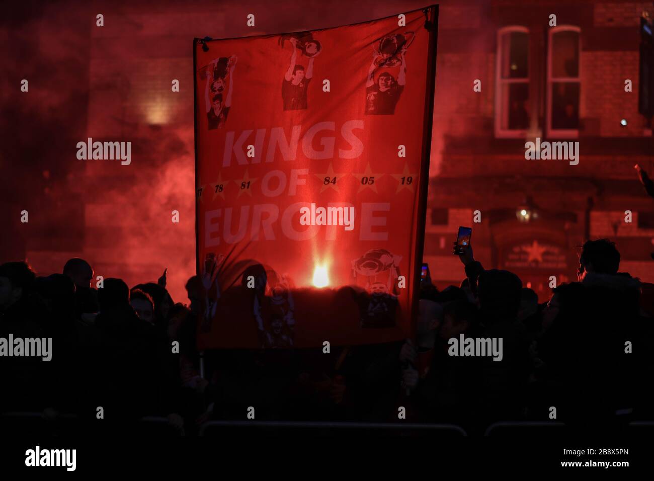 März 2020, Anfield, Liverpool, England; UEFA Champions League, Runde von 16 LEG 2 von 2, Liverpool gegen Atletico Madrid: Liverpooler Fans leichte Flairs und Rauchgranaten Stockfoto