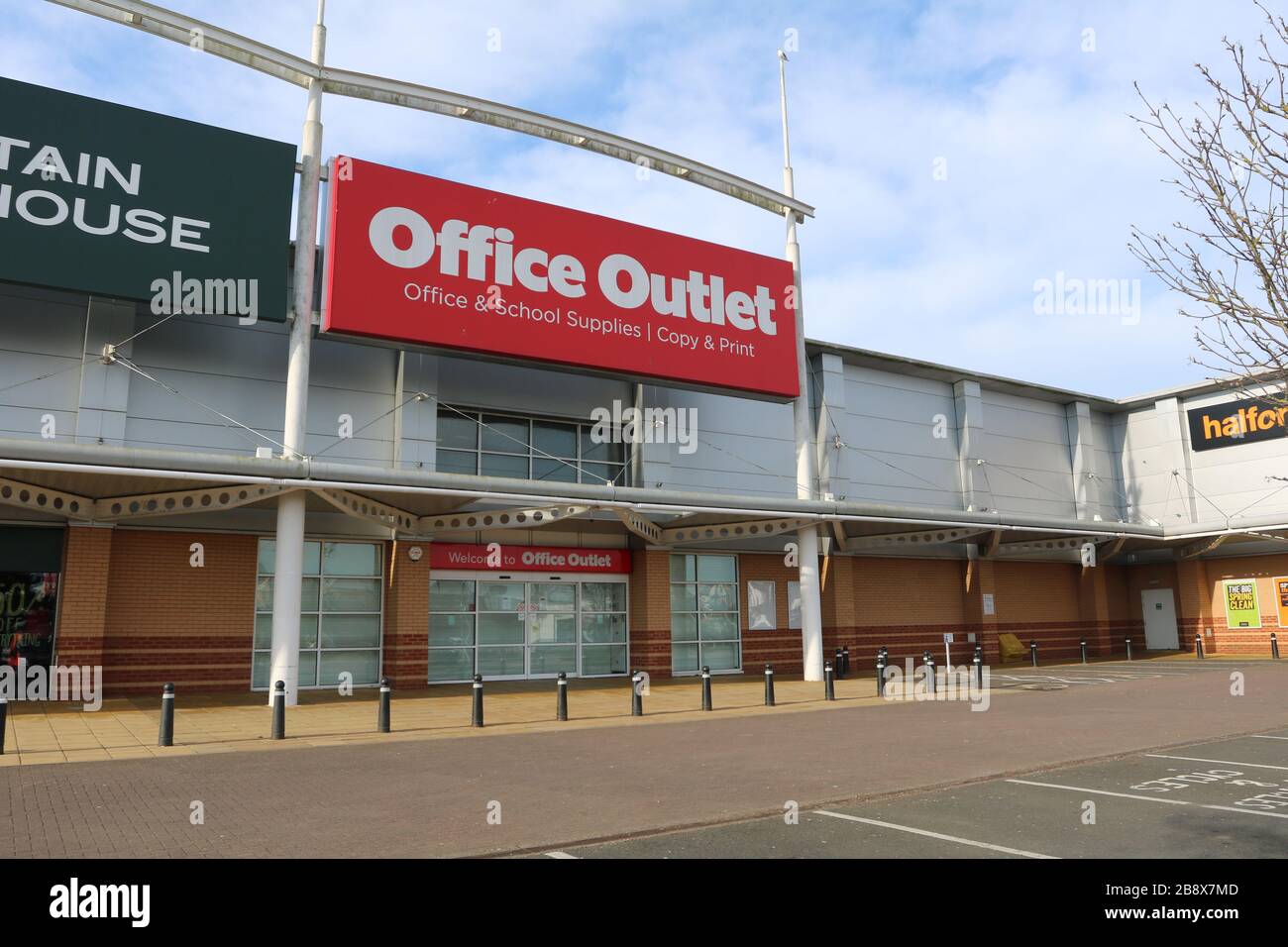 Büroanschluss, Corona-Virus-Pandemie. Kidderminster, Worcestershire, England, Großbritannien, 23.03.2020, Geschäfte, die von der Corona-Virus-Pandemie betroffen sind. Leere Parkplätze und sehr wenig Handel. Stockfoto