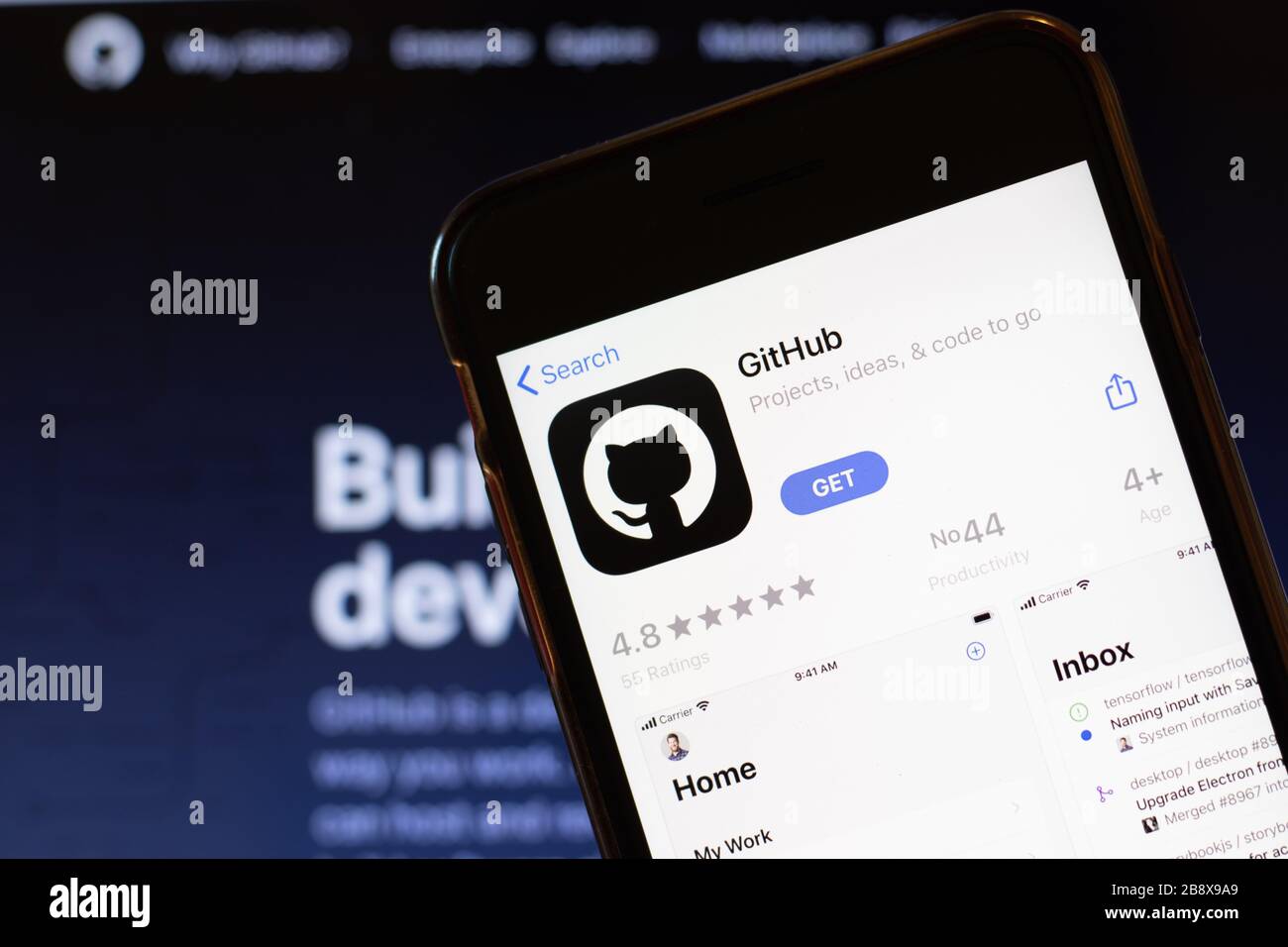Los Angeles, Kalifornien, USA - 24. März 2020: GitHub App-Logo auf dem Telefonbildschirm Nahaufnahme mit Website im Hintergrund mit Symbol, Illustrative Editorial Stockfoto
