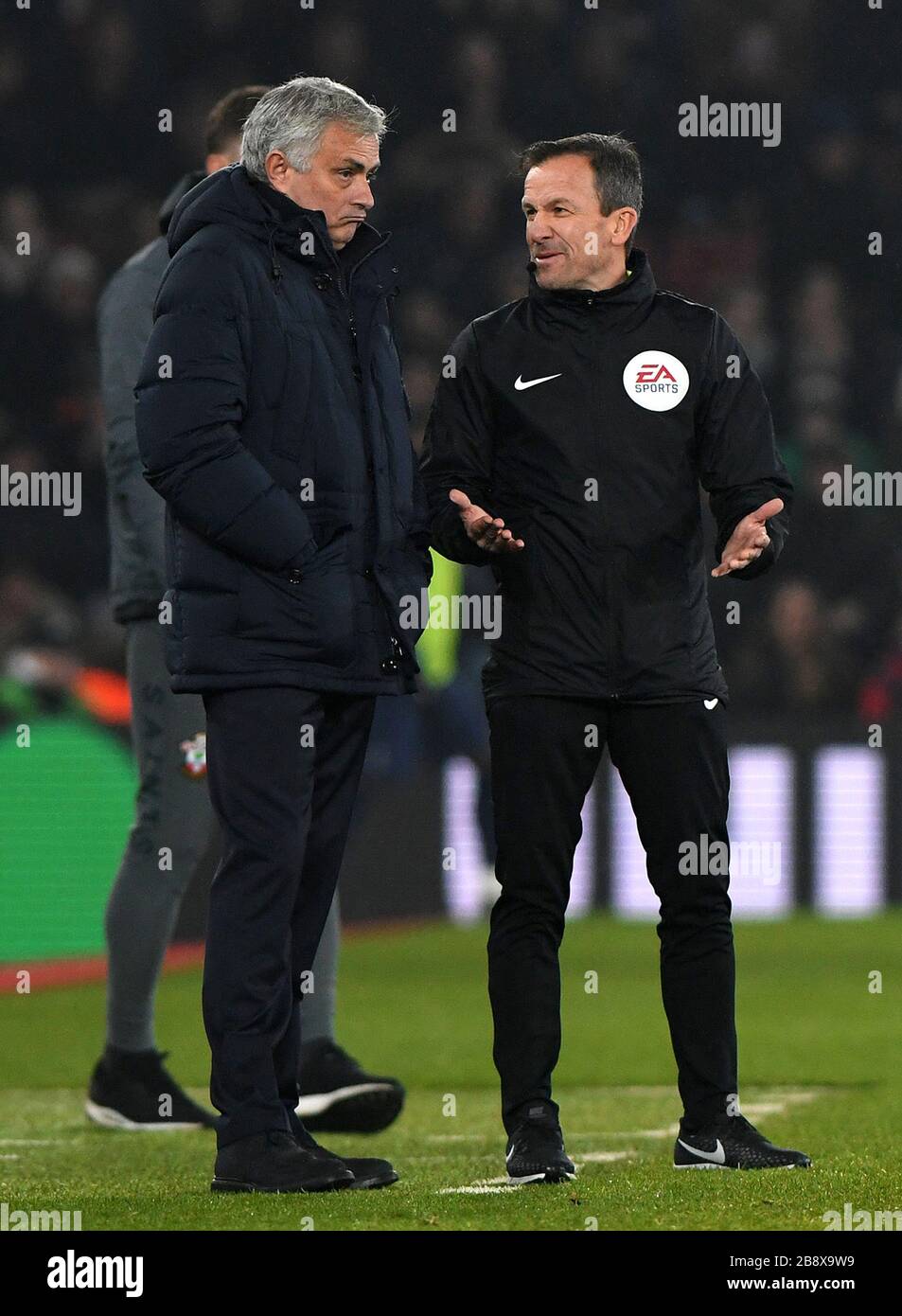 José Mourinho, Manager von Tottenham Hotspur, zuckt sich mit den Schultern, wie Keith Stroud eine Entscheidung erklärt - Southampton gegen Tottenham Hotspur, Premier League, St Mary's Stadium, Southampton, Großbritannien - 1. Januar 2020 nur redaktionelle Verwendung - es gelten die Einschränkungen für DataCo Stockfoto