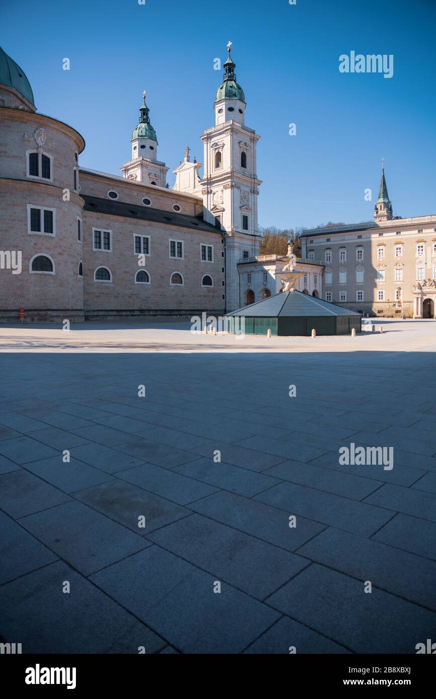 Salzburg, Österreich. März 2020. Das beliebte Tourismusziel Salzburg ist wegen des Ausbruchs des Corona-Virus völlig aufgegeben. Die Österreicher stehen vor einer Reihe von Sperrmaßnahmen, darunter ein Verbot von Versammlungen von mehr als fünf Personen. Hier der Residenzplatz in der Altstadt von Salzburg. Stockfoto