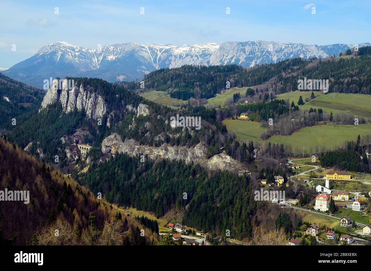 Österreich, Landschaft mit Rax-Berg, Teil der Semmering-Eisenbahn - älteste Bergbahn Europas und UNESCO-Weltkulturerbe Stockfoto