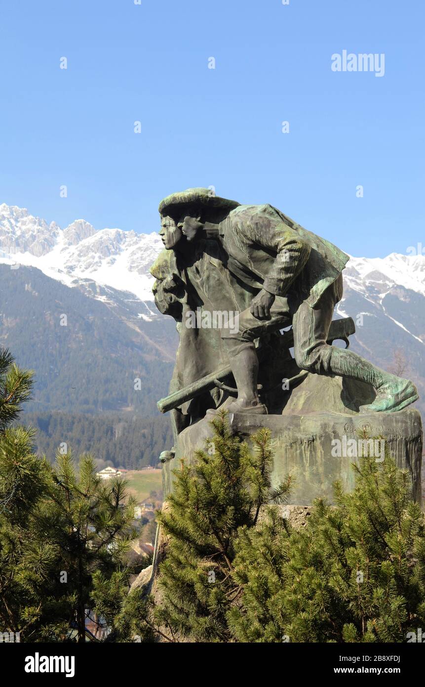 Innsbruck, Österreich, 02. März 2011: Denkmal in Innsbruck - Vater und Sohn beobachten Feinde im Tyrolenkrieg 1809 - 1904/05 von Christian Platter geschaffen, Stockfoto