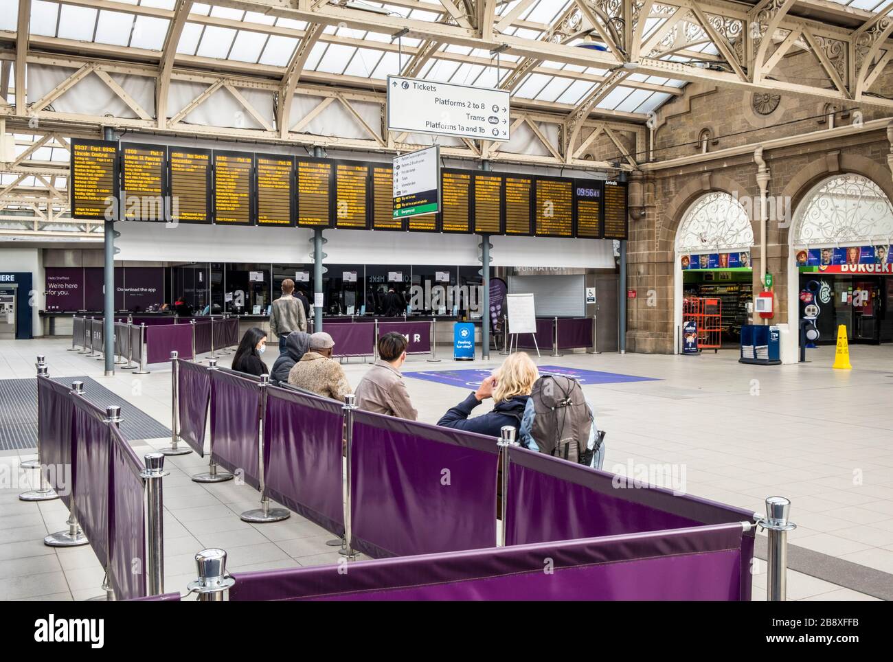 Wirkung von Coronavirus Covid-19 auf Reisen. Viel weniger Leute am Bahnhof Sheffield, wenn es normalerweise beschäftigt wäre. Sheffield, England, Großbritannien Stockfoto