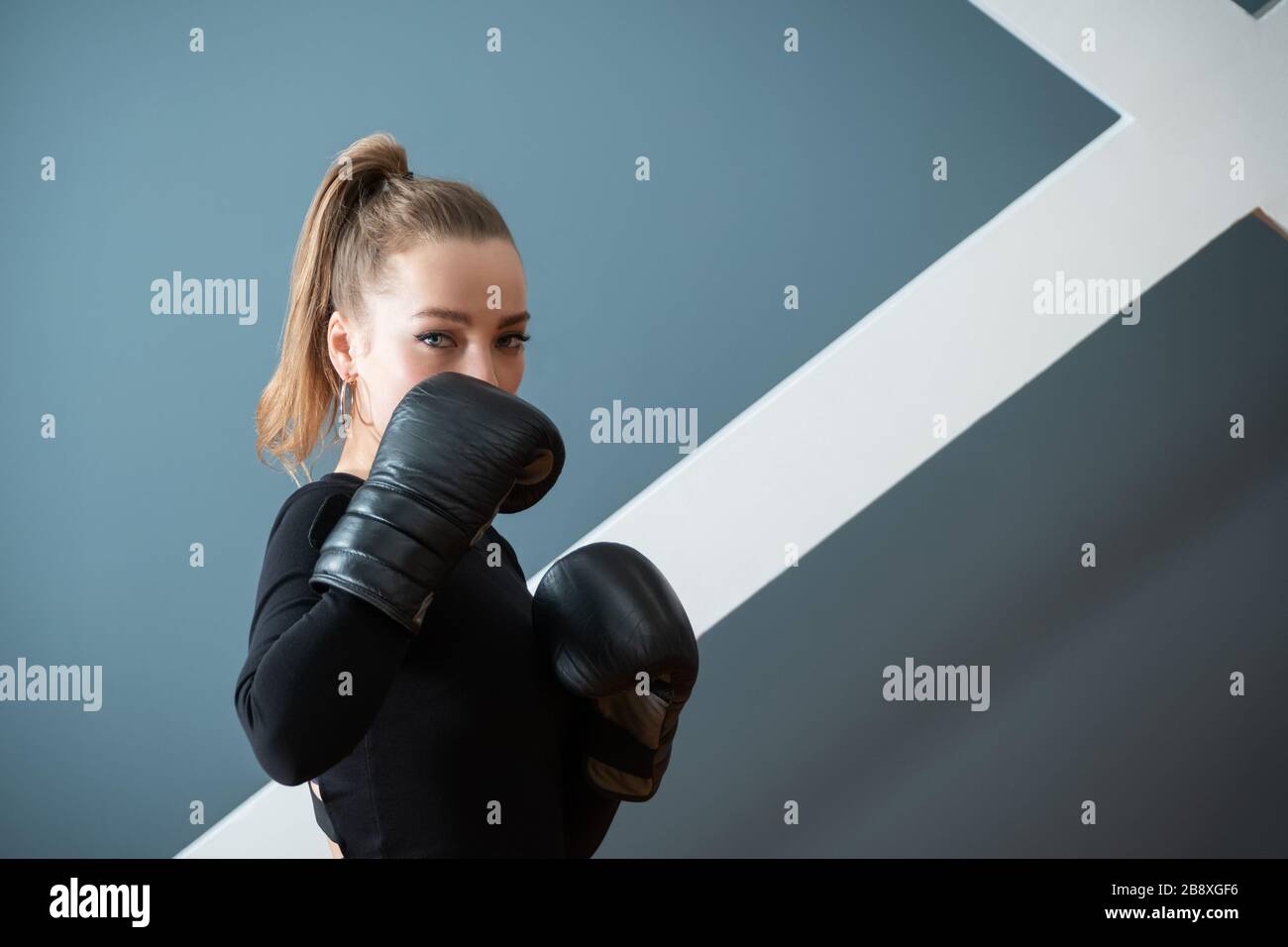 Boxerin in Schutzstellung Stockfoto