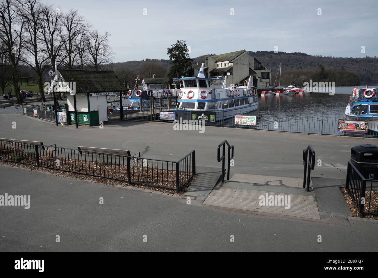 Empty Lake Windermere im Lake District, wie Premierminister Boris Johnson sagte, dass die Regierung bereit ist, härtere Beschränkungen zu verhängen, um die Ausbreitung des Coronavirus einzudämmen, wenn die Menschen nicht den Leitlinien zur sozialen Distanzierung folgen. Stockfoto