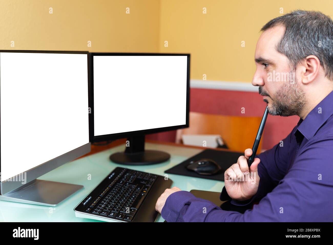 Der Mensch denkt an den Computer. Telearbeit Stockfoto