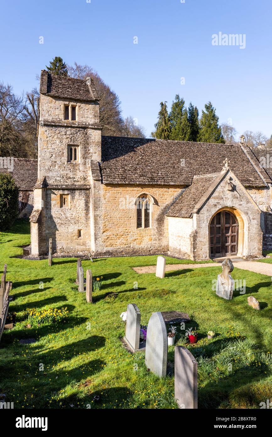 Frühling im Cotswold-Dorf Bagendon, Gloucestershire UK Stockfoto