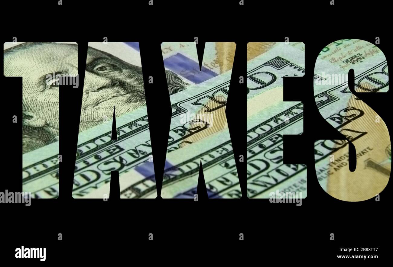 Die Aufschrift "Steuern" in Form einer Schablone auf dem Hintergrund von 100-Dollar-Rechnungen Stockfoto