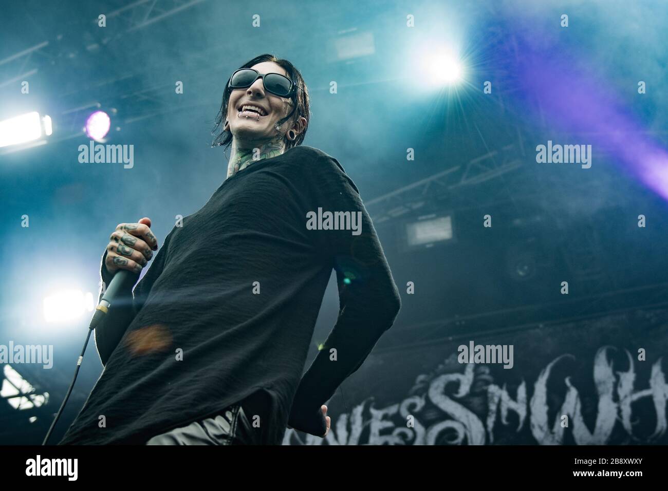 Kopenhagen, Dänemark. Juni 2017. Die amerikanische Heavy-Band Motionless in White führt ein Live-Konzert während des dänischen Heavy-Metal-Festivals Copehell 2017 in Kopenhagen durch. Hier ist Sänger Chris Cerulli, auch als bewegungslos bekannt, live auf der Bühne zu sehen. (Foto: Gonzales Foto - Nikolaj Bransholm Stockfoto