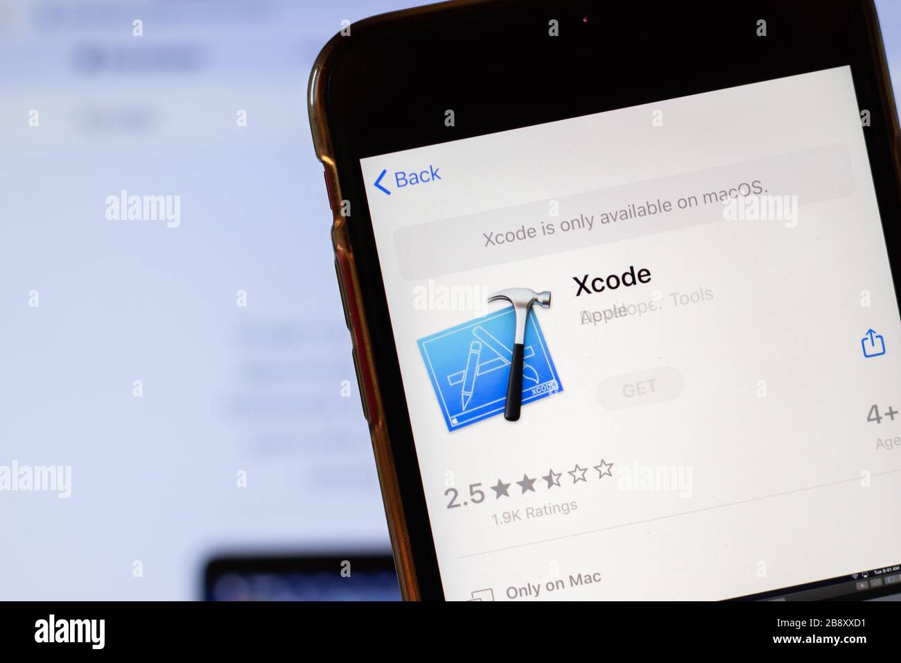 Los Angeles, Kalifornien, USA - 24. März 2020: Xcode APP-Logo auf dem Telefonbildschirm Nahaufnahme mit Website im Hintergrund mit Symbol, Illustrative Editorial Stockfoto