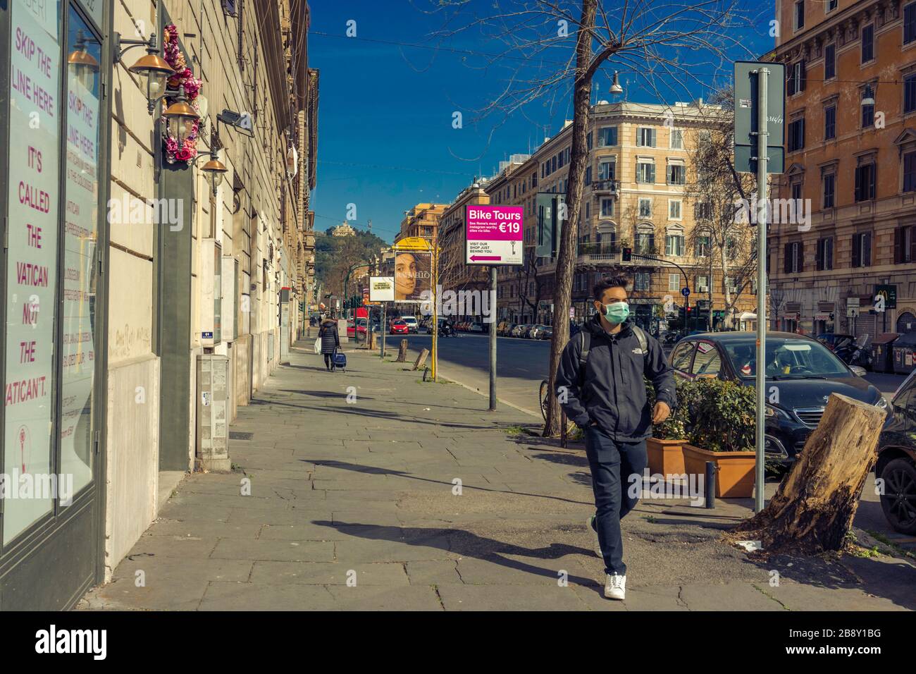 Spaziergang auf der Straße (Rom zur Zeit von Covid 19) Stockfoto