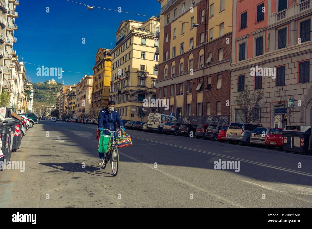 Fahrradfahren zum Einkaufen von Speisen (Rom zur Zeit von Covid 19) Stockfoto