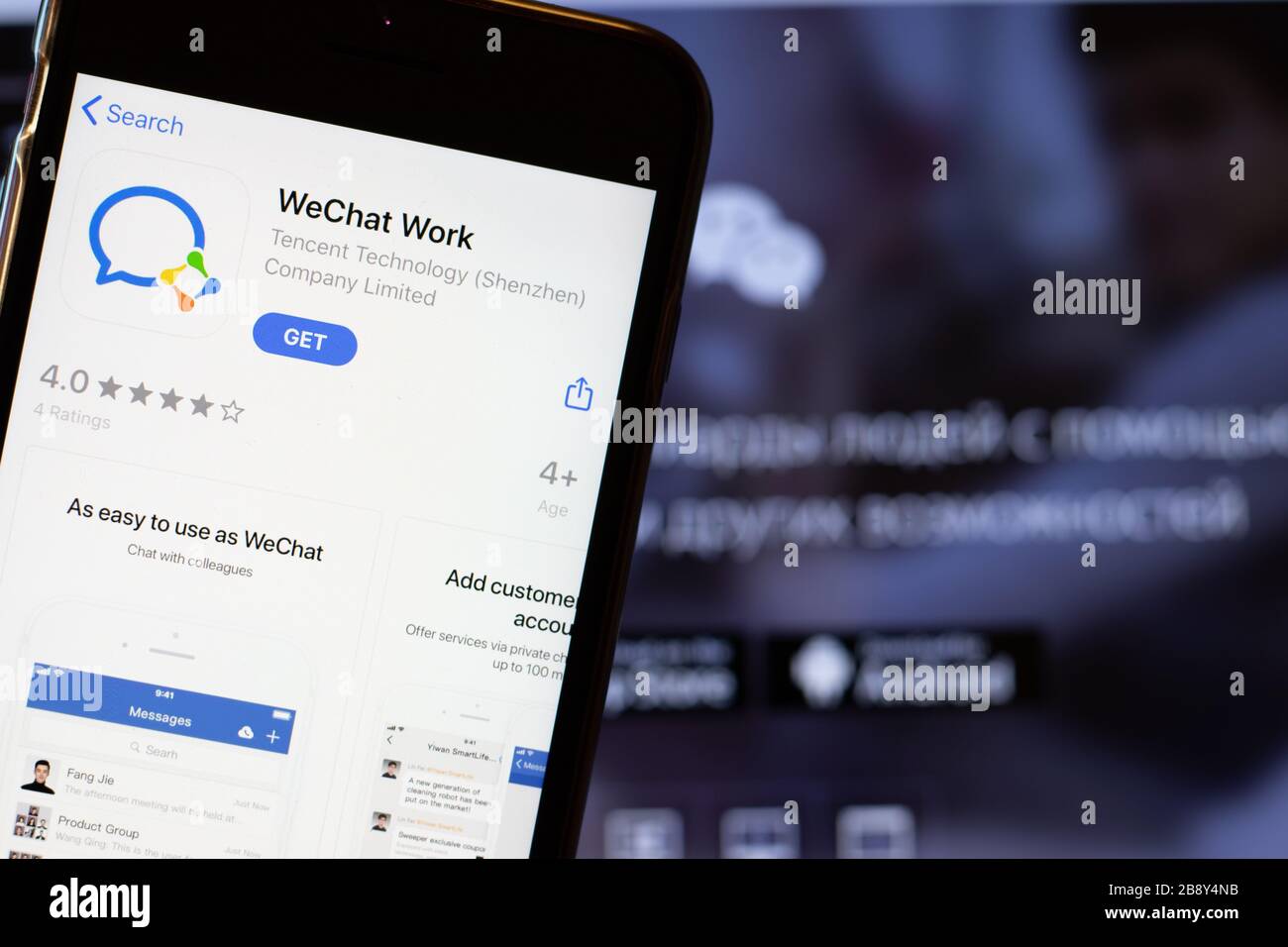 Los Angeles, Kalifornien, USA - 24. März 2020: WEChat Work App-Logo auf dem Telefonbildschirm Nahaufnahme mit Website im Hintergrund mit Symbol, Veranschaulichung Stockfoto