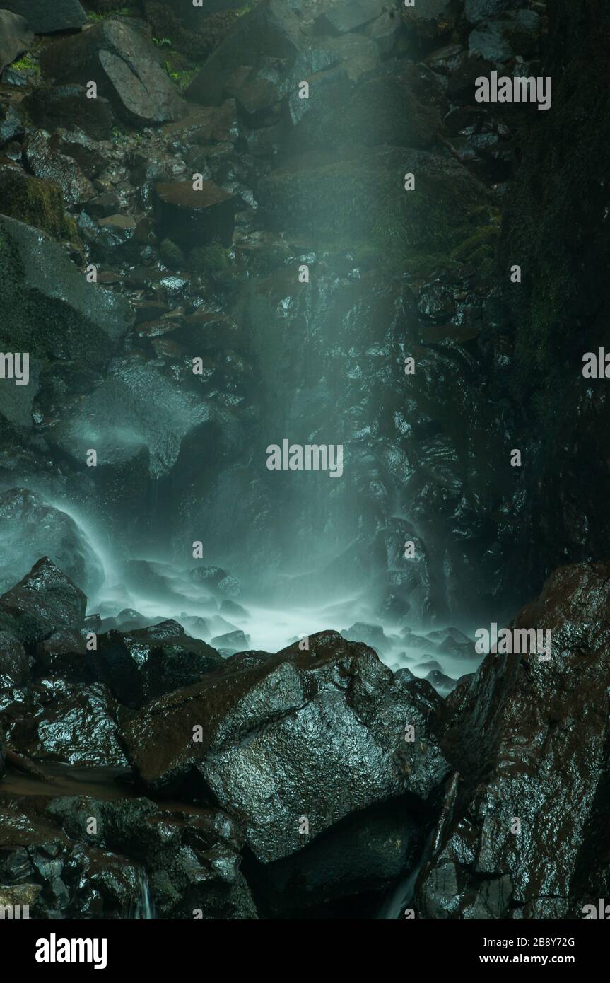 Nahaufnahme des Deroc-Wasserfalls lozere France. Mit Wasser, das auf Basaltfelsen fällt. Stockfoto
