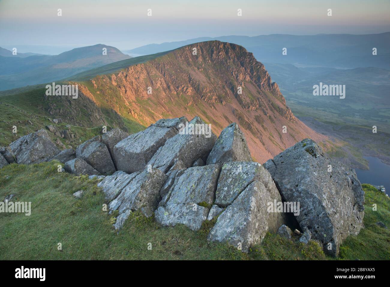 Weite Aussicht bei schönem, warmem Licht in der Nähe des Gipfels von Cadair Idris, einem hohen Berg in der Nähe von Dolgellau in Nordwales, Großbritannien. Stockfoto