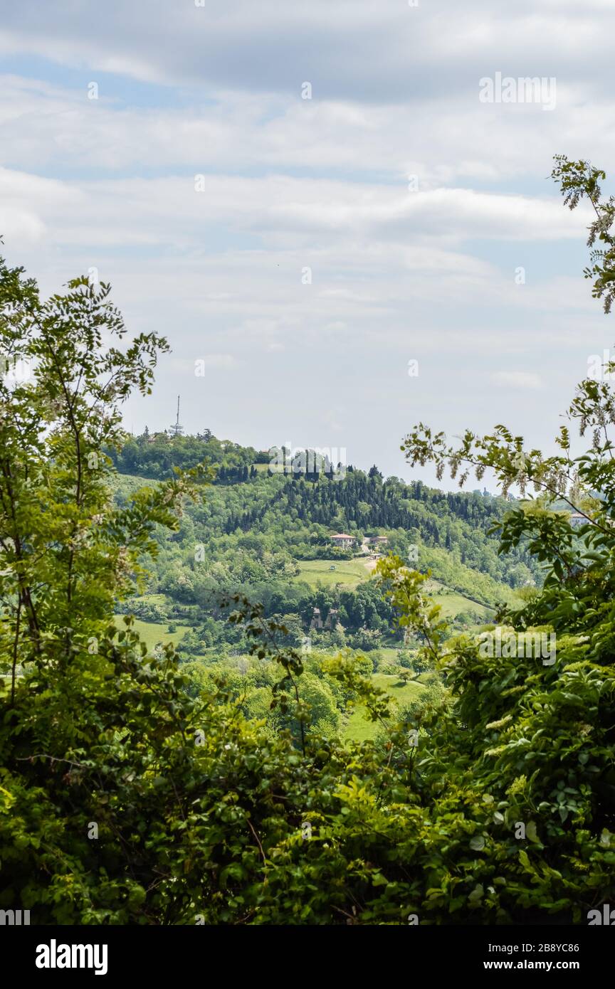 Die Hügel um Bologna sind vom Hügel Monte della Guardia aus zu sehen Stockfoto