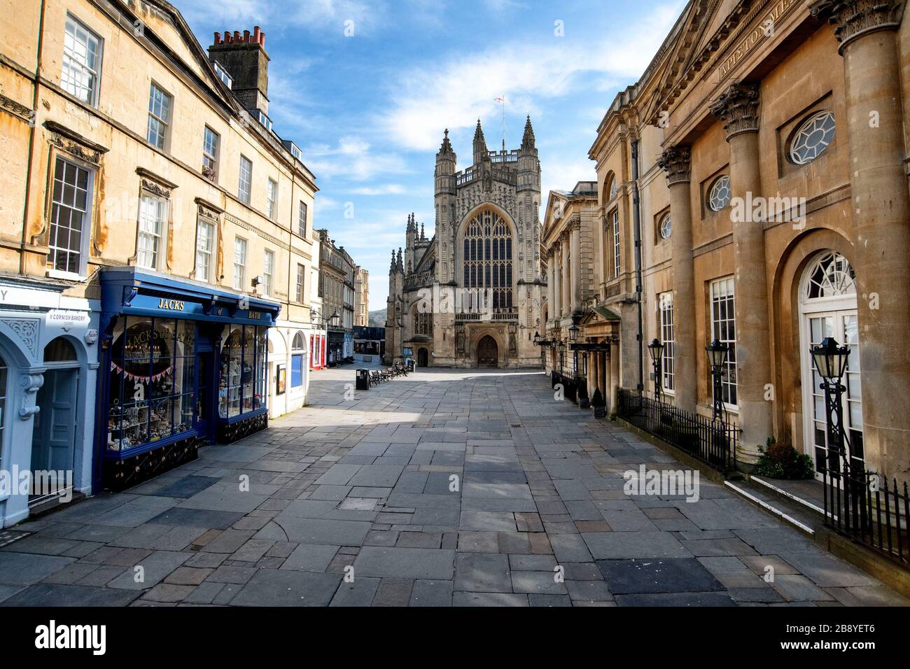 Bath Abbey Churchyard, normalerweise beschäftigt mit Touristen, die die Abbey und die römischen Bäder in Bath, Somerset besuchen. Leer heute während Coronavirus Ausbruch. Stockfoto