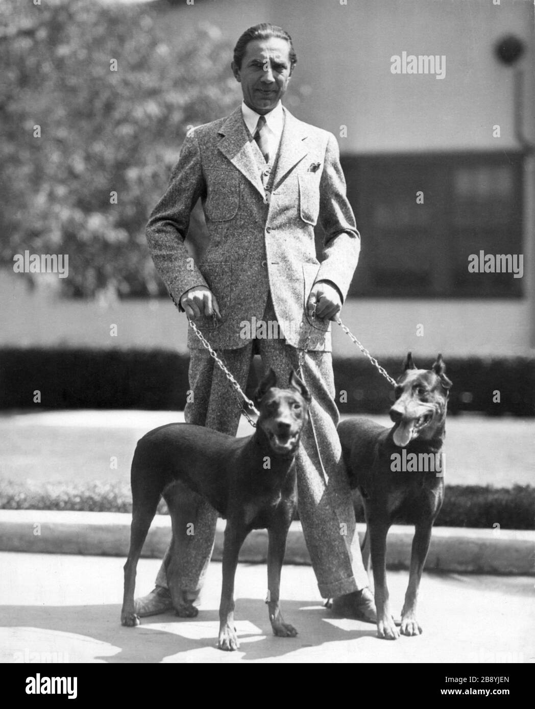 BELA LUGOSI candid Portrait mit seinen beiden Doberman-Hunden Hector und Pluto um 1934 Stockfoto