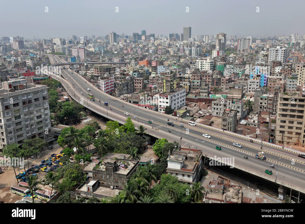 Dhaka, Bangladesch - 22. März 2020: Belebte Gebiete und Durchgangsstraßen in Dhaka erleben einen dramatischen Rückgang in Bezug auf die übliche Anwesenheit von Menschen und Fahrzeugen Stockfoto