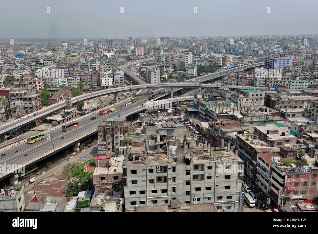 Dhaka, Bangladesch - 22. März 2020: Belebte Gebiete und Durchgangsstraßen in Dhaka erleben einen dramatischen Rückgang in Bezug auf die übliche Anwesenheit von Menschen und Fahrzeugen Stockfoto