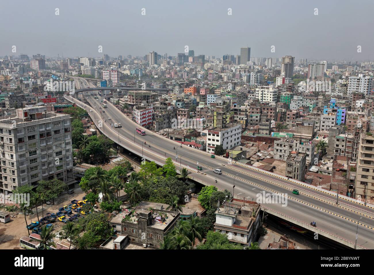 Dhaka, Bangladesch - 22. März 2020: Belebte Gebiete und Durchgangsstraßen in Dhaka erleben einen dramatischen Rückgang in Bezug auf die übliche Anwesenheit von Menschen und Fahrzeugen Stockfoto