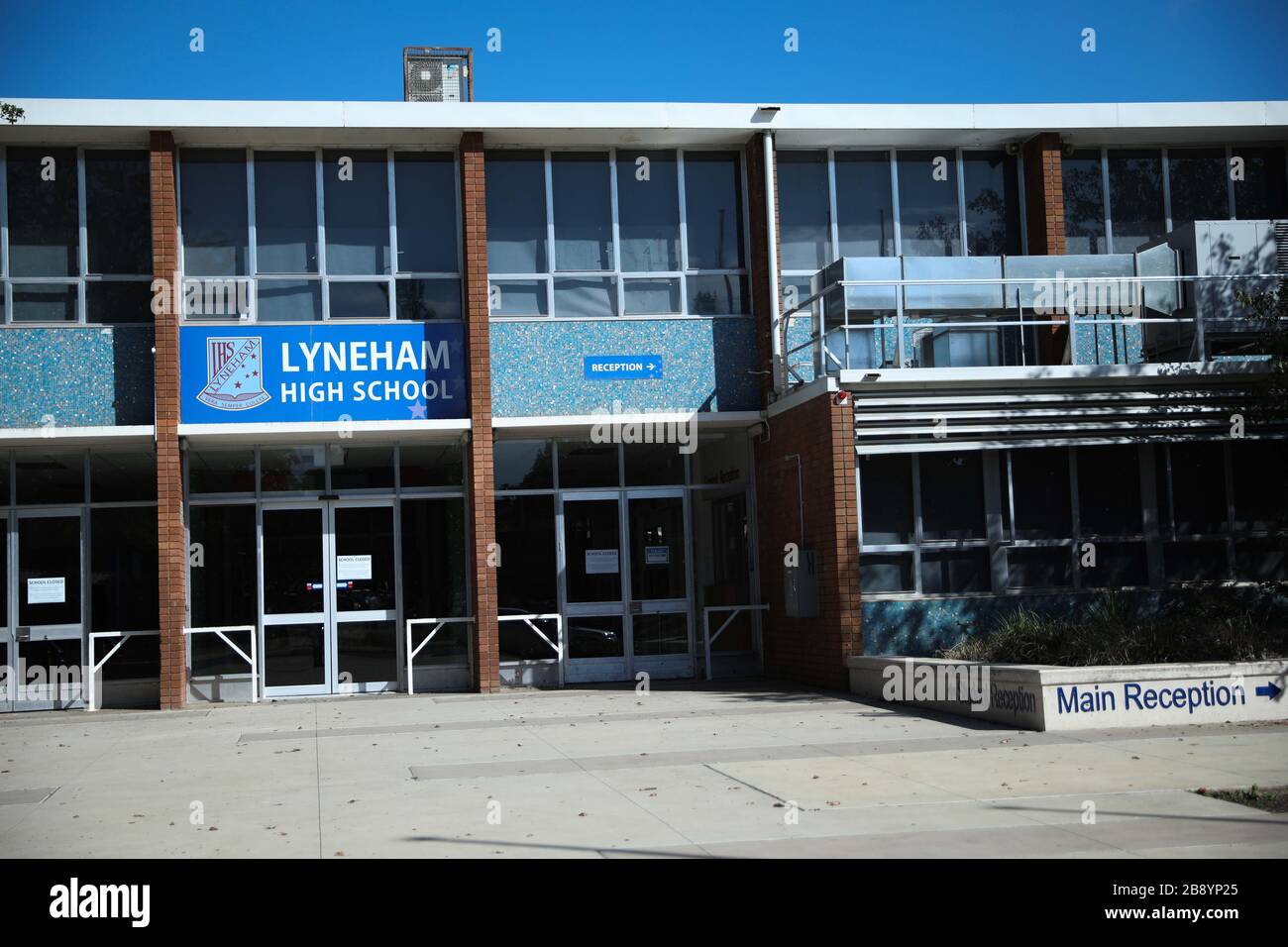 (200323) -- CANBERRA, 23. März 2020 (Xinhua) -- Foto vom 23. März 2020 zeigt Lyneham High School, die geschlossen wird, nachdem ein Schüler in Canberra, Australien, mit neuartigen Coronavirus infiziert wurde. Nicht unbedingt erforderliche Veranstaltungsorte in ganz Australien wurden ab Montagmittag geschlossen, um die Verbreitung von COVID-19 zu verlangsamen. Premierminister Scott Morrison kündigte am Sonntagabend eine Eskalation der sozialen Distanzierungsmaßnahmen an, einschließlich der obligatorischen Schließung von Kinos, Pubs, Unterhaltungsstätten, Sportstätten in Innenräumen usw. Restaurants und Cafés bleiben geöffnet, werden aber nur Stockfoto