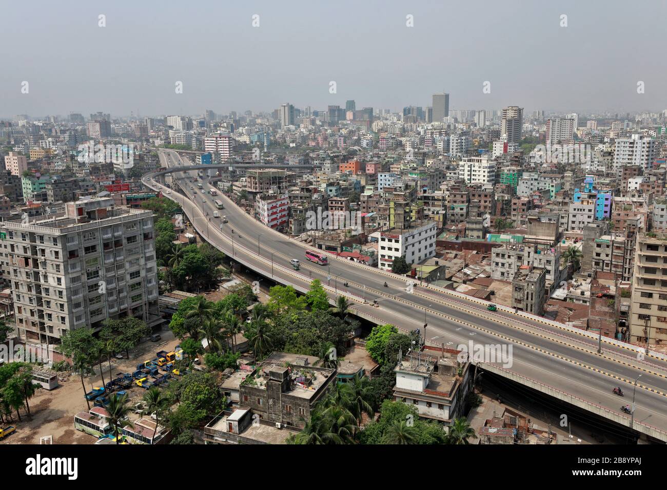 Dhaka, Bangladesch - 22. März 2020: Belebte Gebiete und Durchgangsstraßen in Dhaka erleben einen dramatischen Rückgang in Bezug auf die übliche Anwesenheit von Menschen und Fahrzeugen Stockfoto