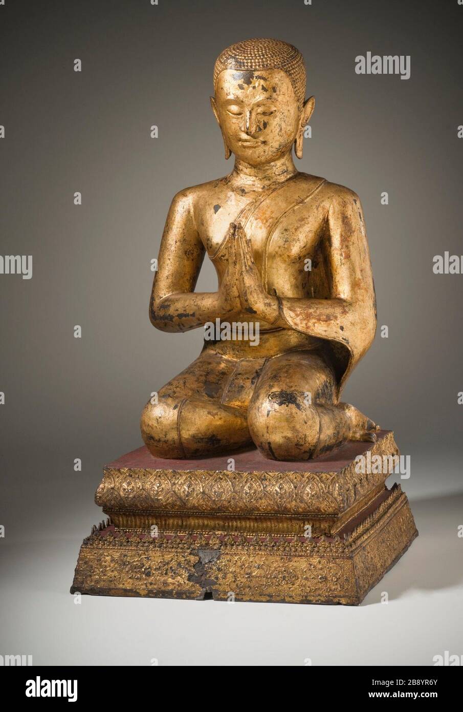 "Monk Devotee (Bild 1 von 2); Englisch: Thailand, Bangkok Periode, 19. Jahrhundert Skulptur vergoldete Kupferlegierung 30 1/4 x 15 3/8 x 20 in. (76.84 x 39.05 x 50.8 cm) Geschenk von Doris Duke's Südostasiatische Kunst Sammlung (M. 2003.231.1) süd- und südostasiatischen Kunst; 19. Jahrhundert QS: P 571, +1850-00-00 T00:00:00Z/7;". Stockfoto