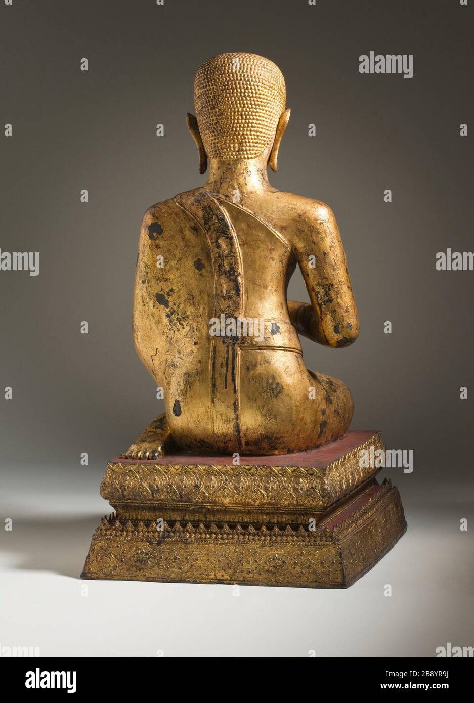 "Monk Devotee (Bild 2 von 2); Englisch: Thailand, Bangkok Periode, 19. Jahrhundert Skulptur vergoldete Kupferlegierung 30 1/4 x 15 3/8 x 20 in. (76.84 x 39.05 x 50.8 cm) Geschenk von Doris Duke's Südostasiatische Kunst Sammlung (M. 2003.231.1) süd- und südostasiatischen Kunst; 19. Jahrhundert QS: P 571, +1850-00-00 T00:00:00Z/7;". Stockfoto