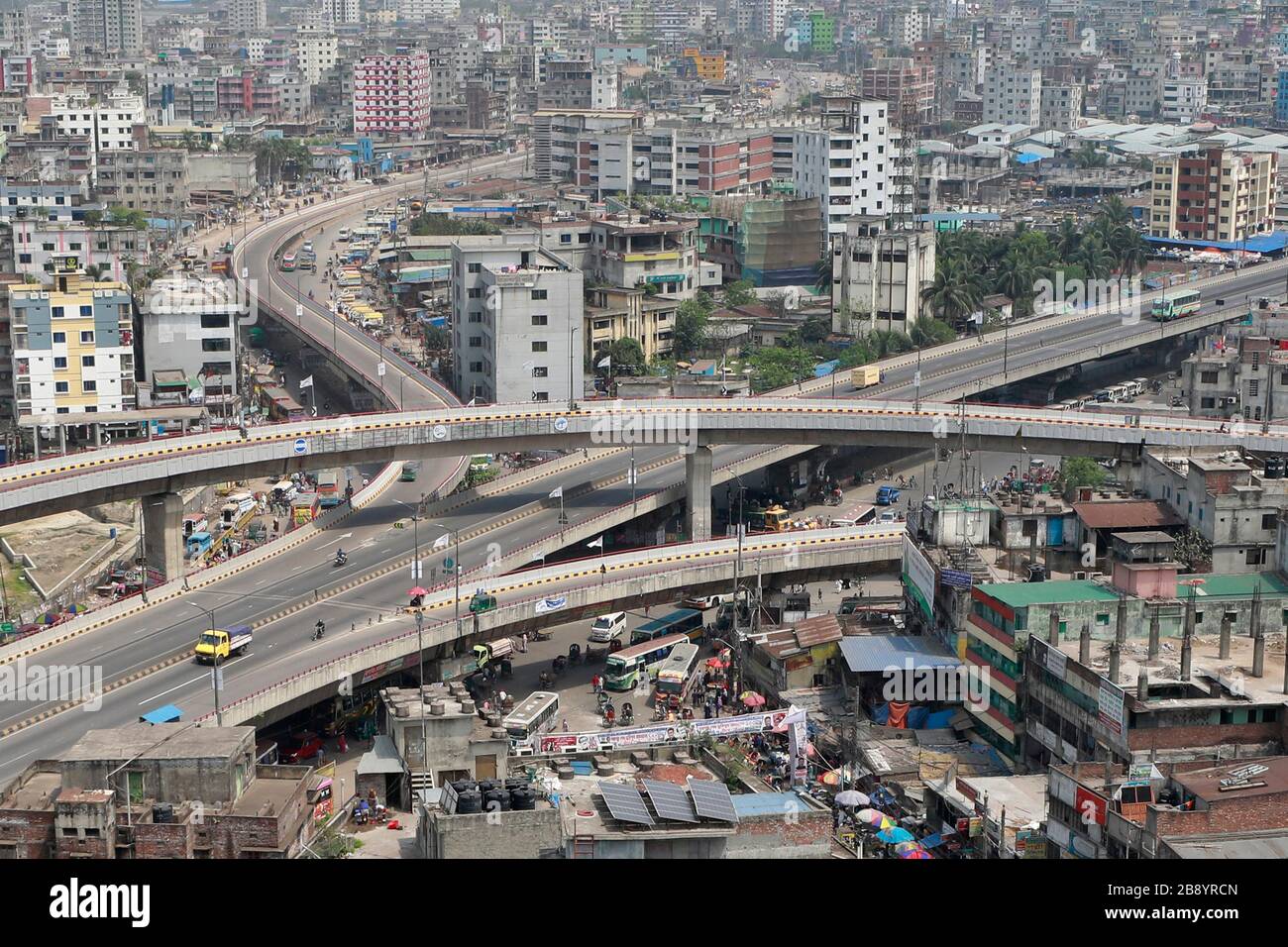 Dhaka, Bangladesch - 22. März 2020: Belebte Gebiete und Durchgangsstraßen in Dhaka erleben einen dramatischen Rückgang in Bezug auf die übliche Anwesenheit von Menschen und Fahrzeugen Stockfoto