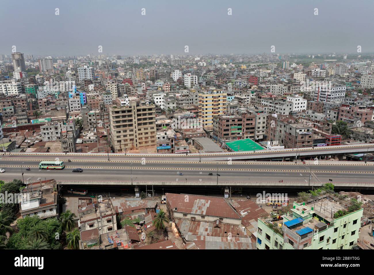 Dhaka, Bangladesch - 22. März 2020: Belebte Gebiete und Durchgangsstraßen in Dhaka erleben einen dramatischen Rückgang in Bezug auf die übliche Anwesenheit von Menschen und Fahrzeugen Stockfoto