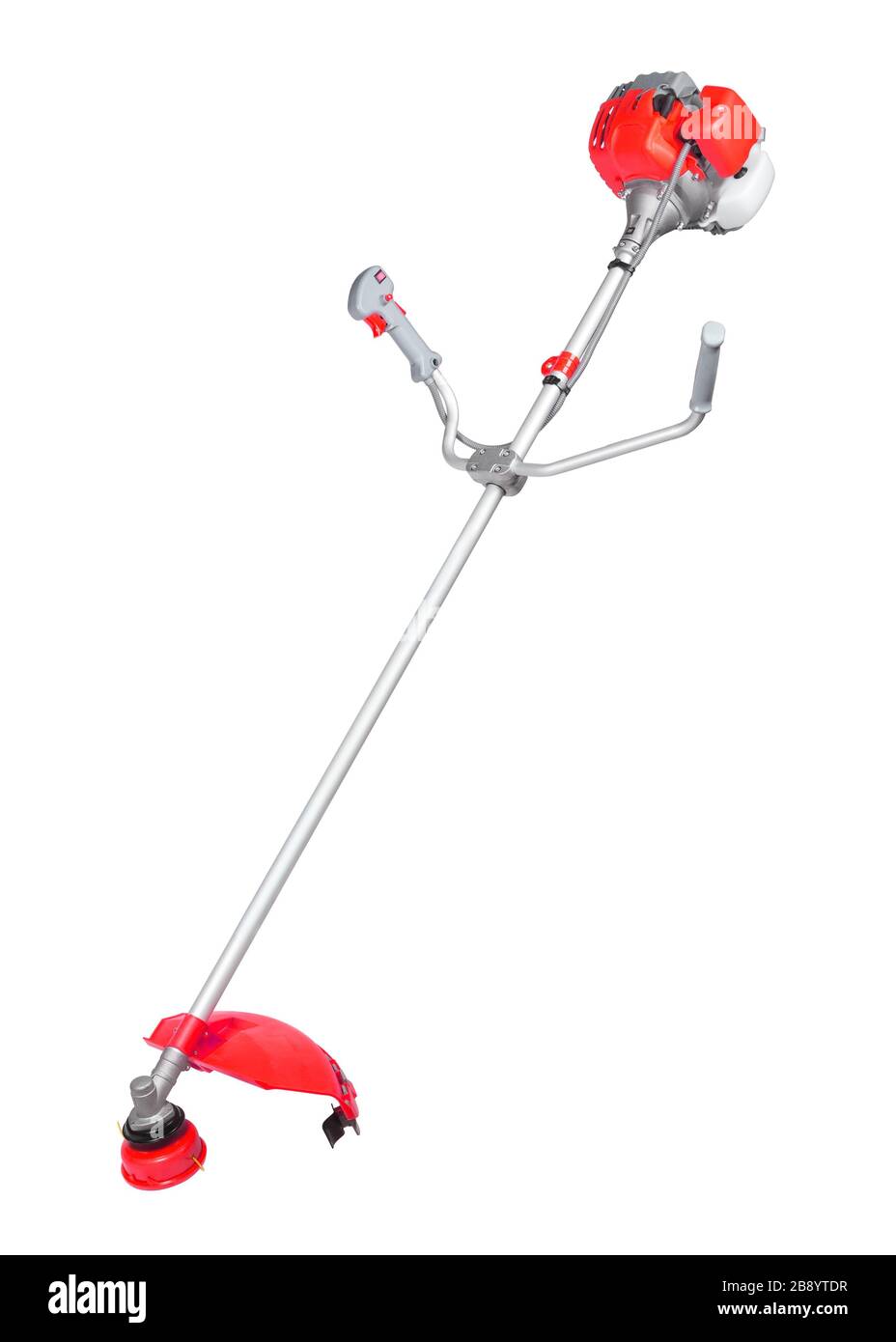 Neuer moderner roter Schnurschneider mit Benzinmotor isoliert auf weißem Hintergrund. Vertikaler Schuss. Stockfoto