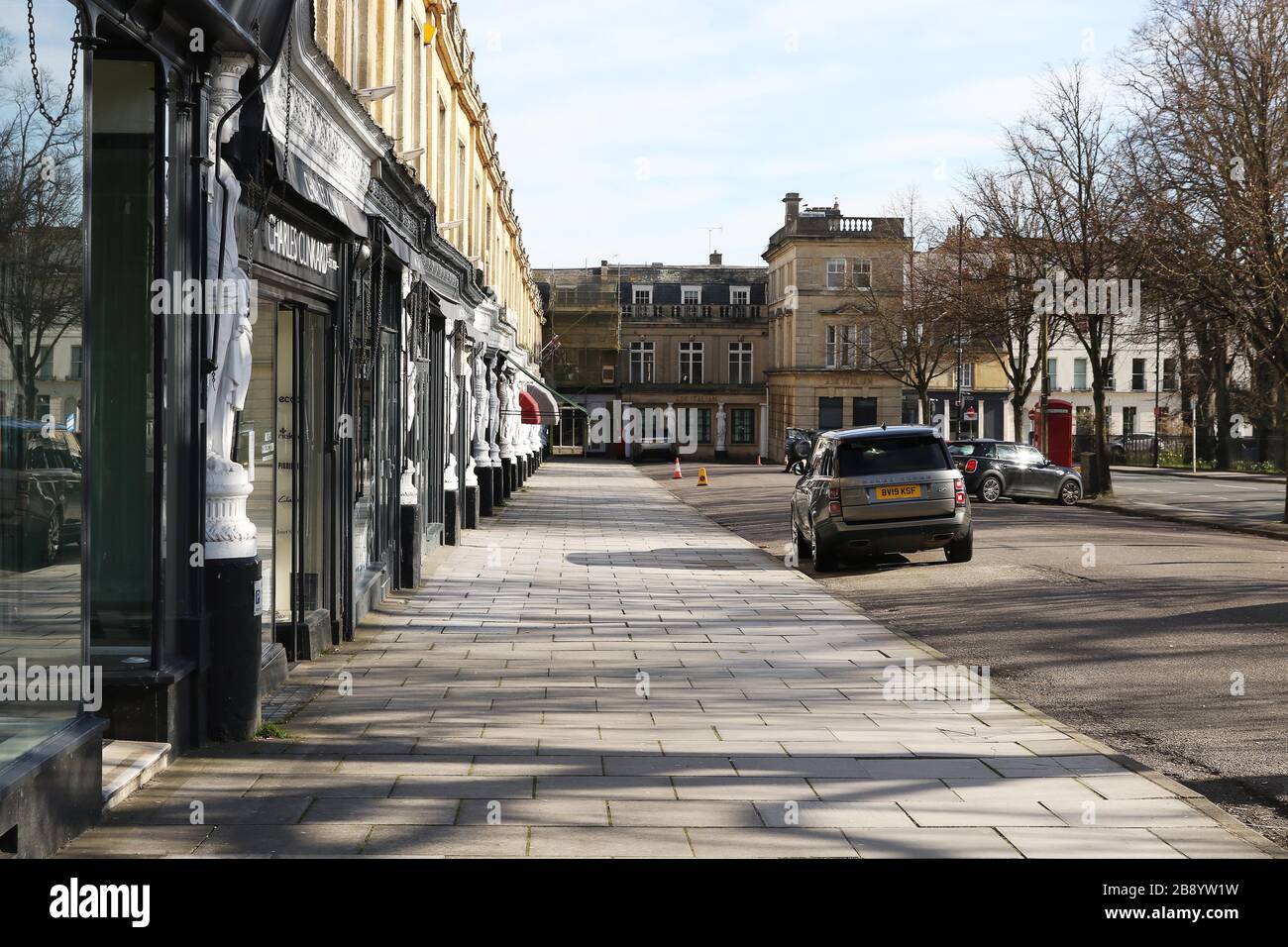 Cheltenham, Großbritannien. März 2020. Einer der Kurstadt Cheltenham in Gloucestershire und exklusivste Einkaufsstraßen, Montpellier Walk. Am Montag fast völlig verlassen wegen der Coronavirus/Covid-19-Pandemie. Kredit: Thousand Word Media Ltd/Alamy Live News Stockfoto