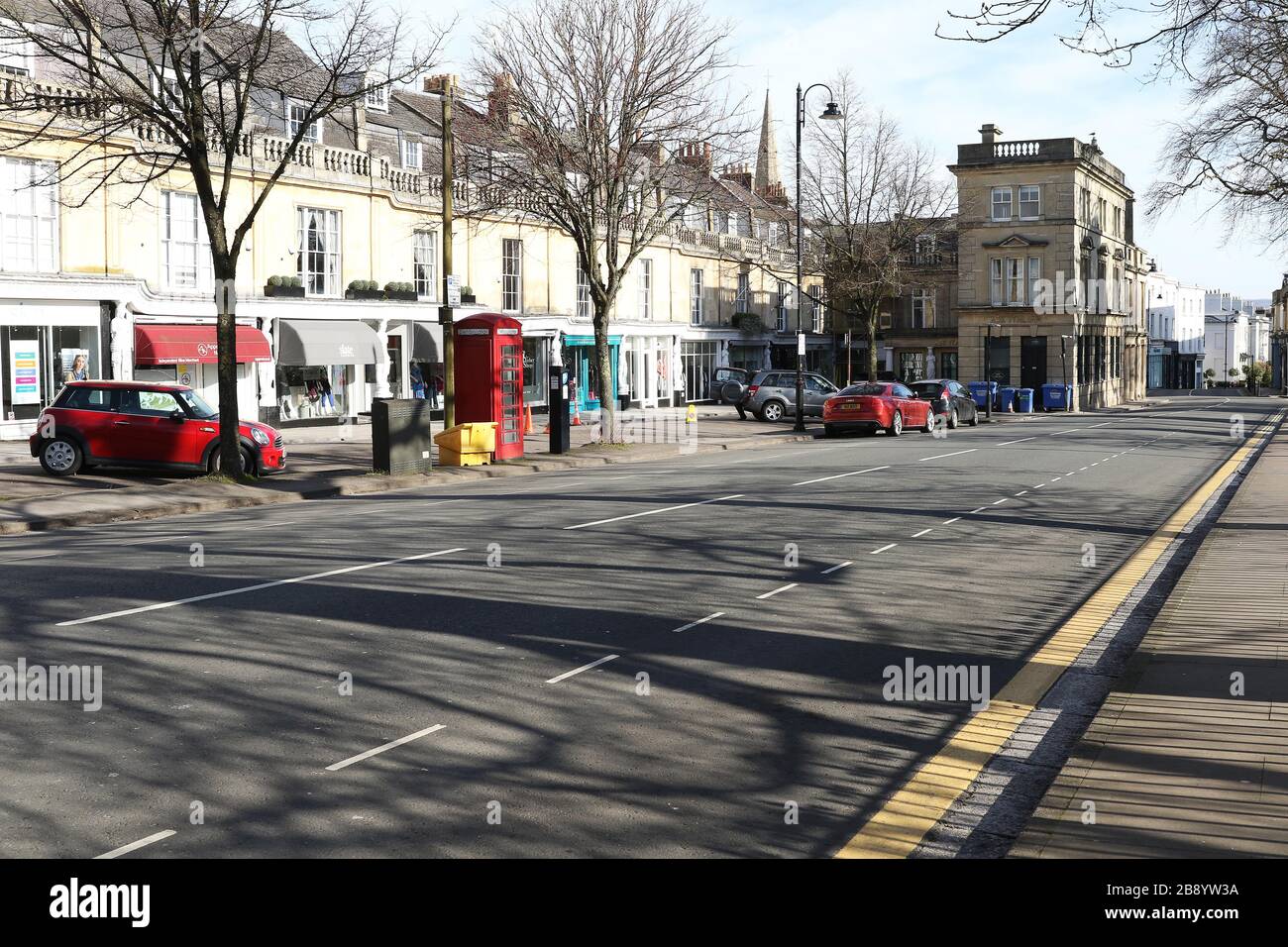 Cheltenham, Großbritannien. März 2020. Einer der Kurstadt Cheltenham in Gloucestershire und exklusivste Einkaufsstraßen, Montpellier Walk. Am Montag fast völlig verlassen wegen der Coronavirus/Covid-19-Pandemie. Kredit: Thousand Word Media Ltd/Alamy Live News Stockfoto