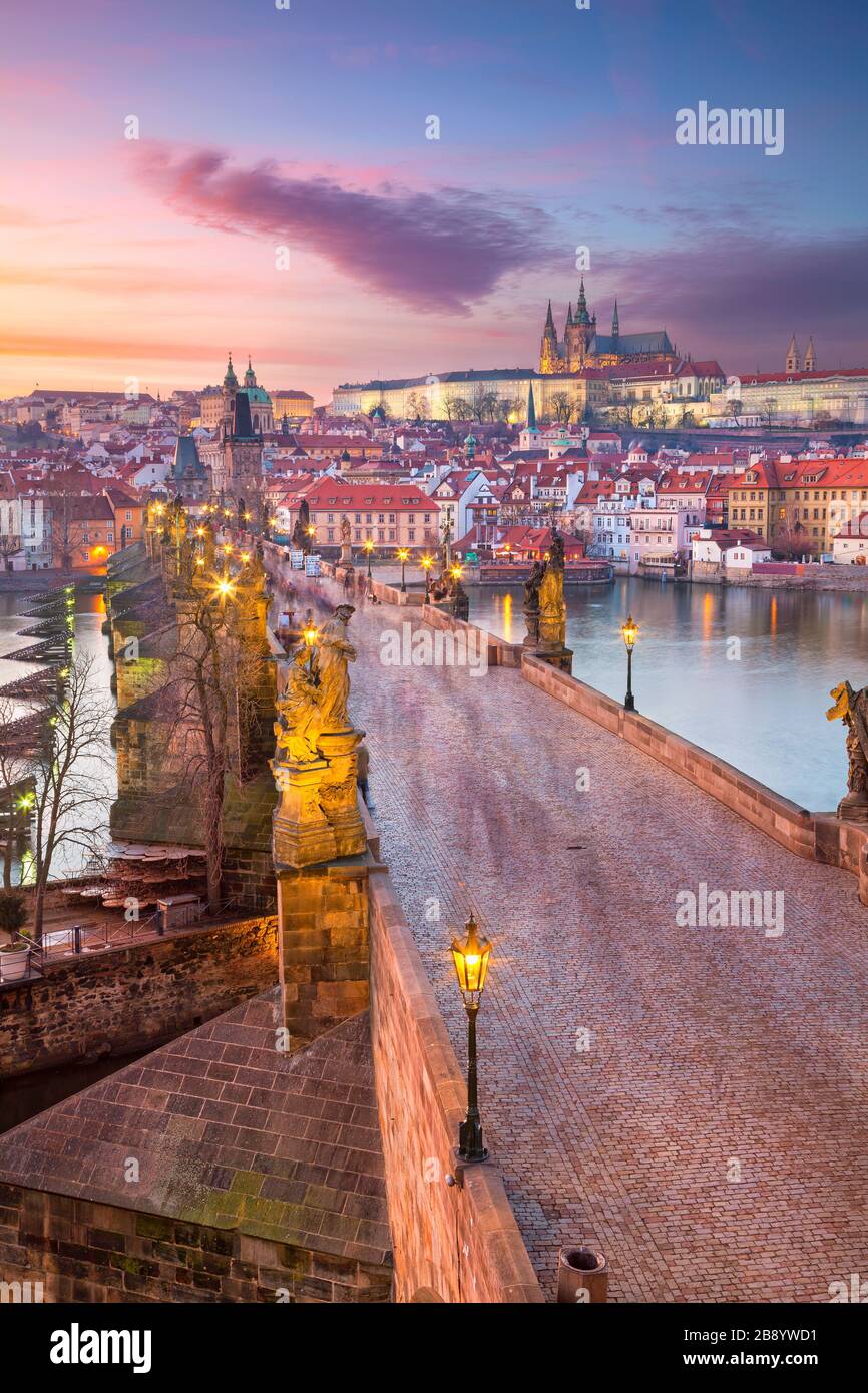 Prag, Tschechien. Luftbild des Stadtbildes von Prag mit berühmter Karlsbrücke und Prager Burg bei schönem Sonnenuntergang. Stockfoto