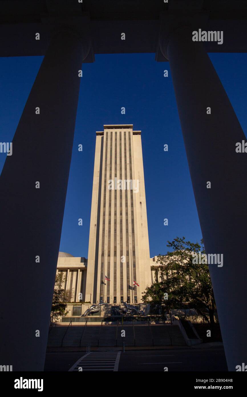 Das Florida State Capitol Building in Tallahassee, Florida, eingerahmt vom Florida Supreme Court Building. Stockfoto