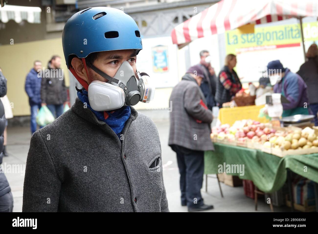 Mann, der Masken trägt, um die Ausbreitung des Coronavirus zu enthalten. Mailand, Italien - März 2020 Stockfoto