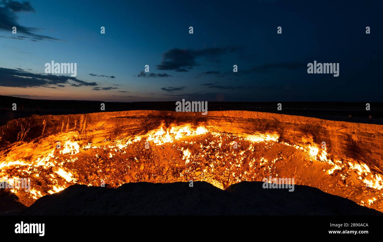 Das Feuer des Gaskraters Darwaza (Derweze) in der Karakum-Wüste in Turkmenistan. Stockfoto