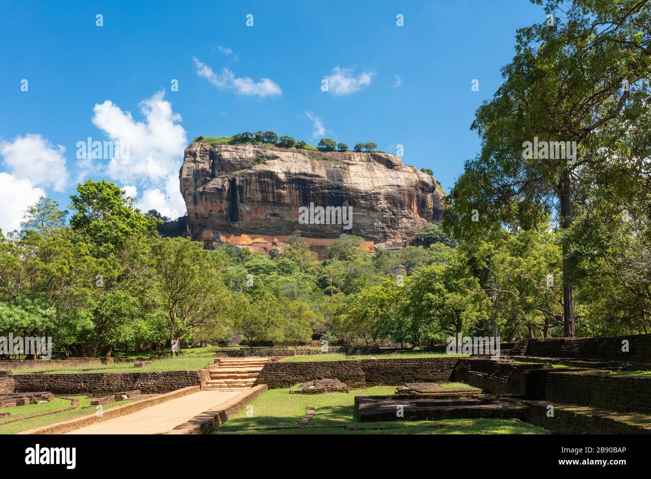 Sri Lanka. Wunderschöne alte Festung aus dem Löwenfelsen in Sigiriya oder Sinhagiri, in der Nähe der Stadt Dambulla, einem berühmten Wahrzeichen Sri Lankas. Die Gärten Stockfoto