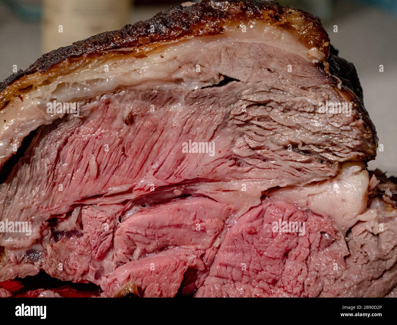 Köstliches mittelseltenes Roastbeef bereit zum Carven Stockfoto